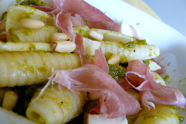 Pasta fredda al pesto di Pistacchio e speck