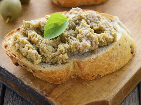 Bruschetta alle olive verdi